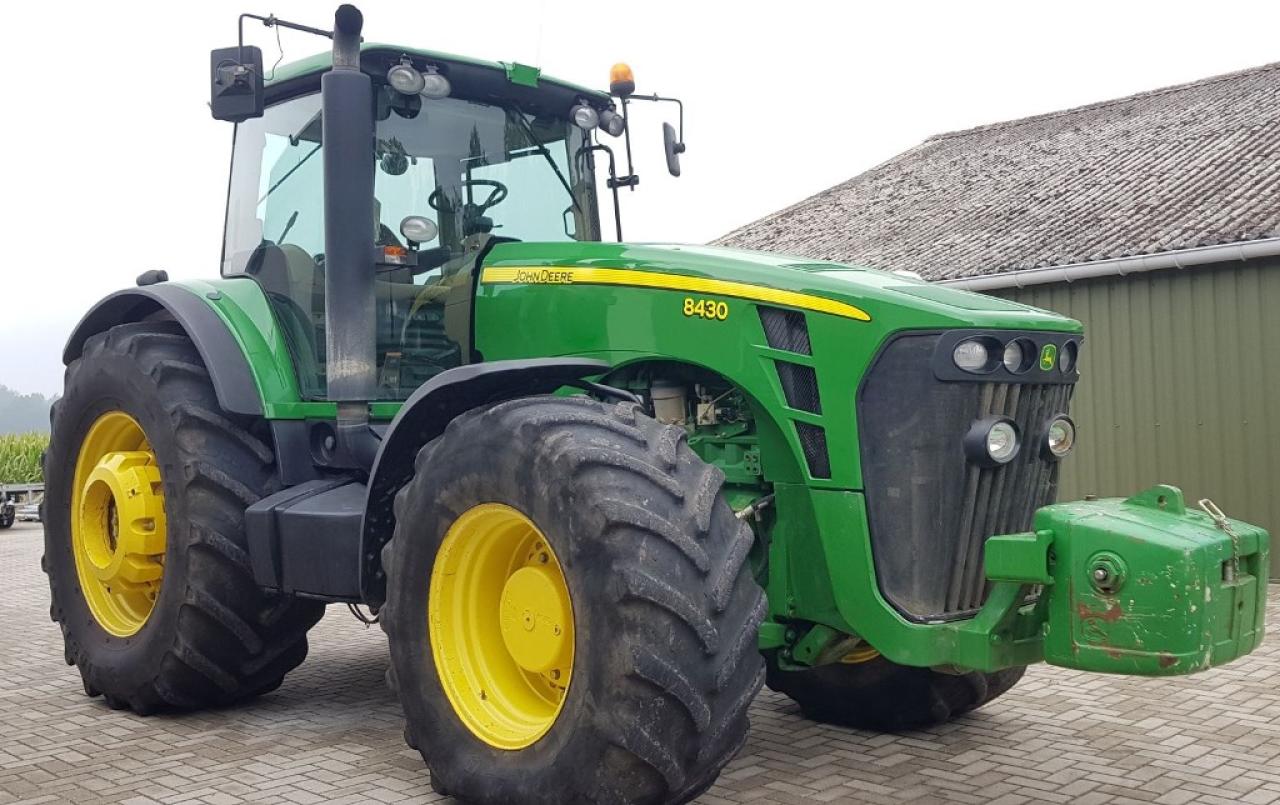 трактор John Deere 8430
