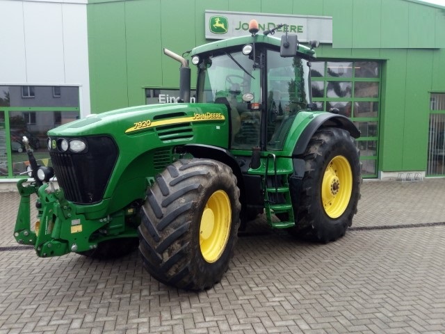John Deere 7920