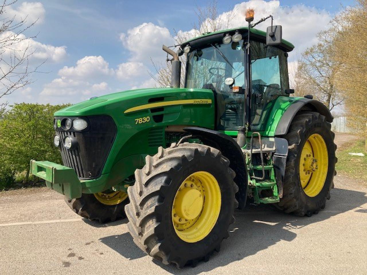 трактор John Deere 7830