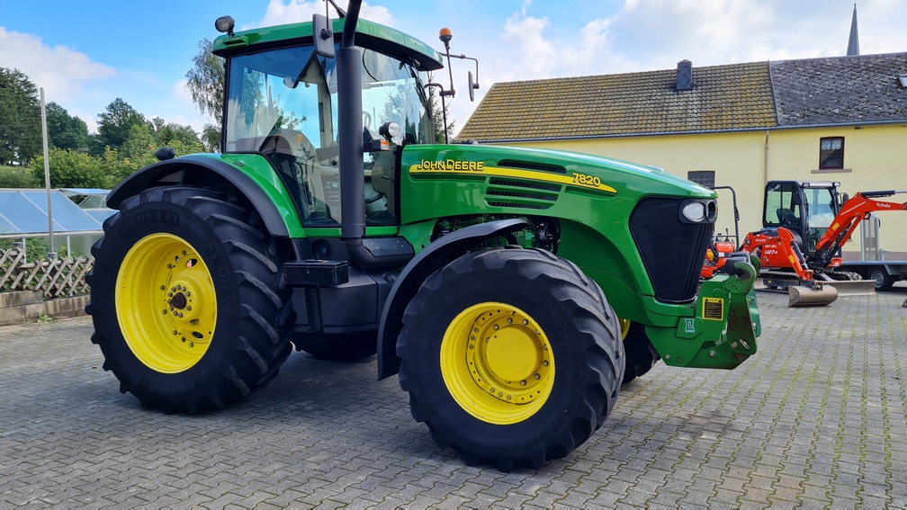 трактор John Deere 7820