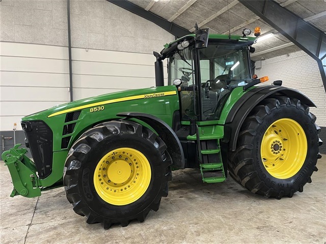 John Deere 8530