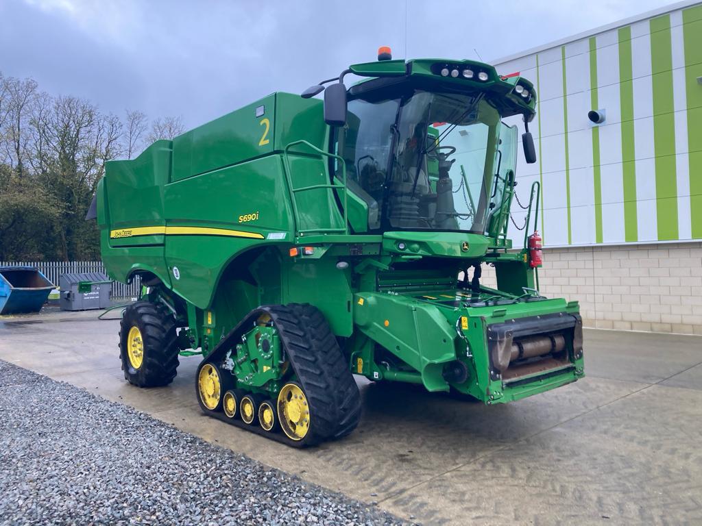 John Deere S690i John Deere S690i